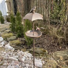 Krmítko pro ptáčky se stříškou k zapíchnutí