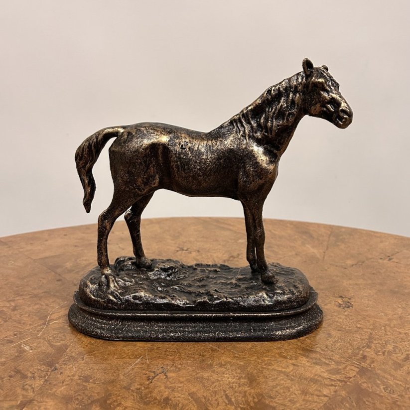 Dekorativní litinová soška KŮŇ