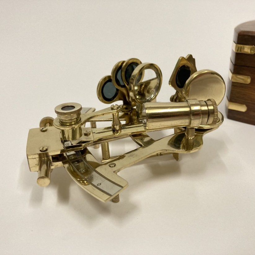 Námořní sextant - přístroj na měření