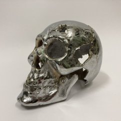 Dekorativní kovová lebka