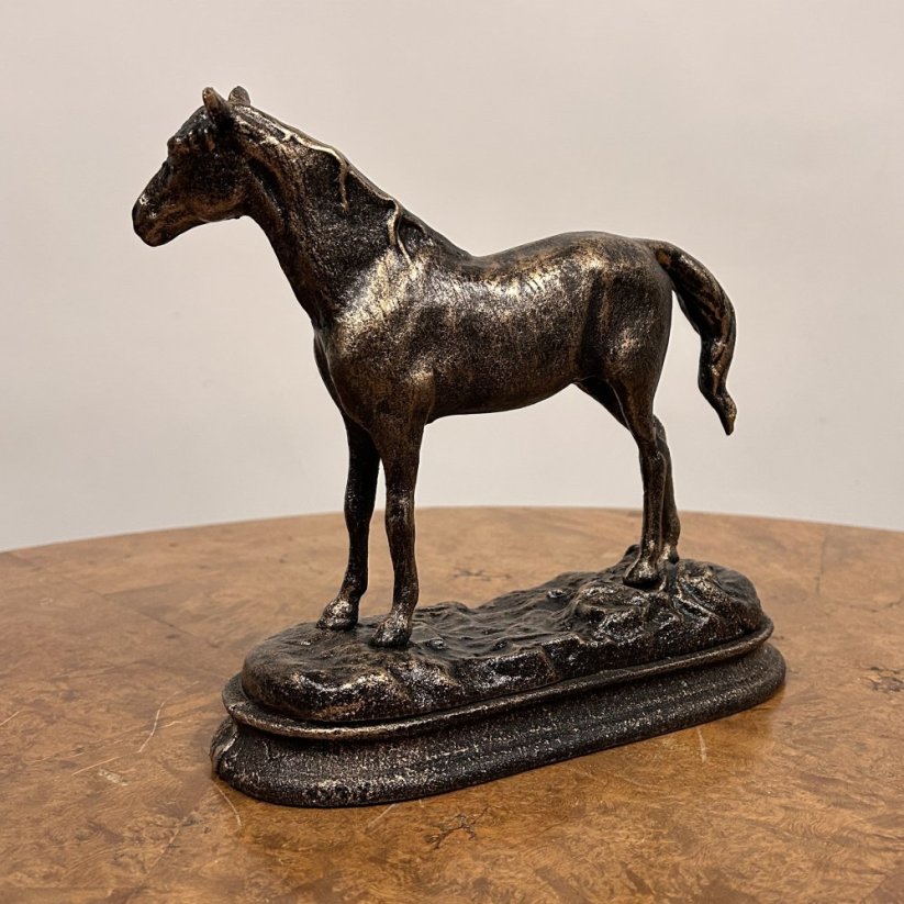 Dekorativní litinová soška KŮŇ