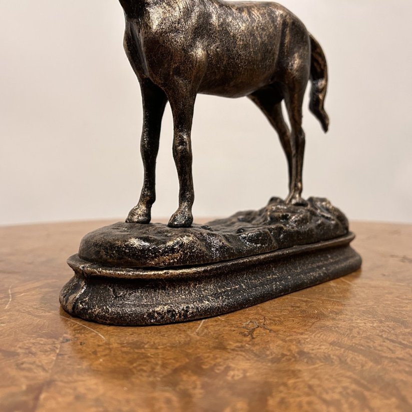 Dekorativní litinová soška KŮŇ