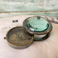 Námořní kompas s lupou