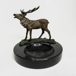 Mramorovým popelník s bronzovým jelenem