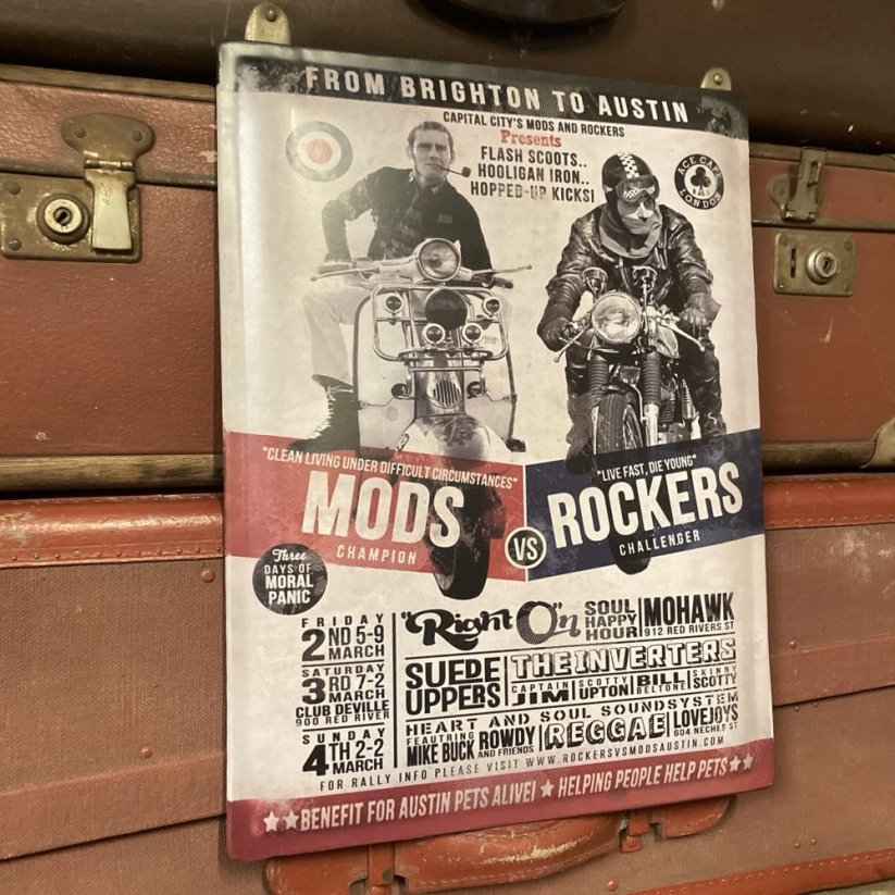Plechová cedule MODS vs. ROCKERS 40x30cm