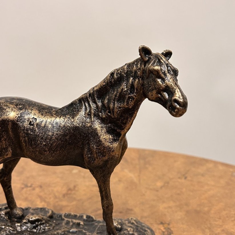 Dekorativní litinová soška KŮŇ