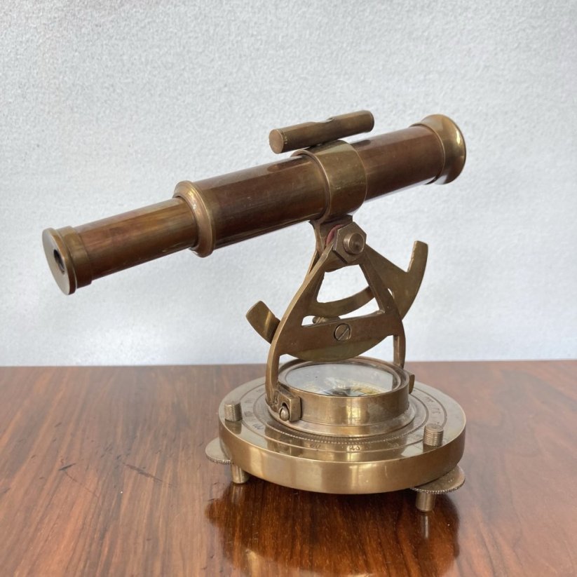 Námořní kompas s dalekohledem