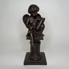 Litinová socha sedící anděla PUTTO