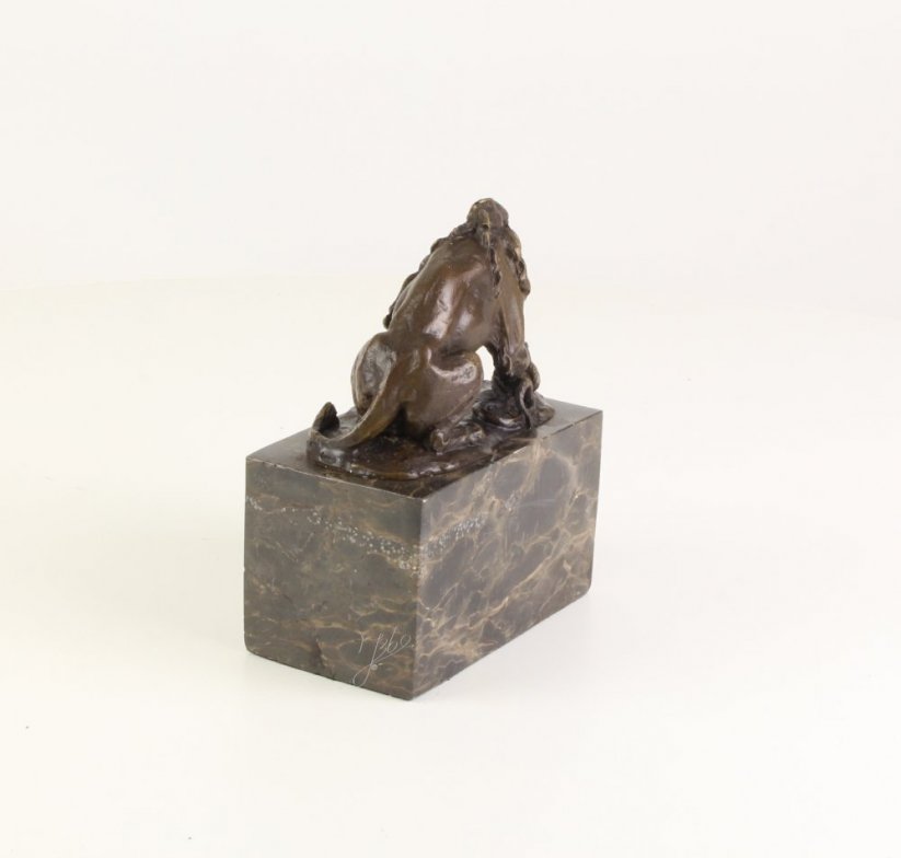 Bronzová socha LEV S HADEM