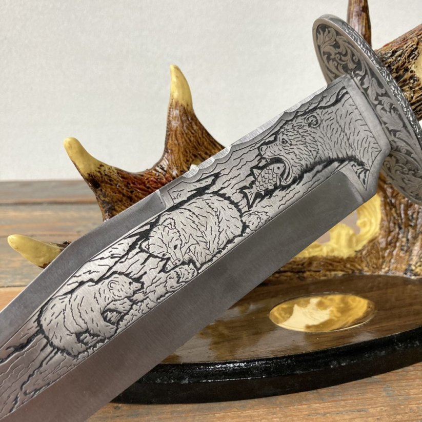 Lovecký nůž s medvědem na podložce