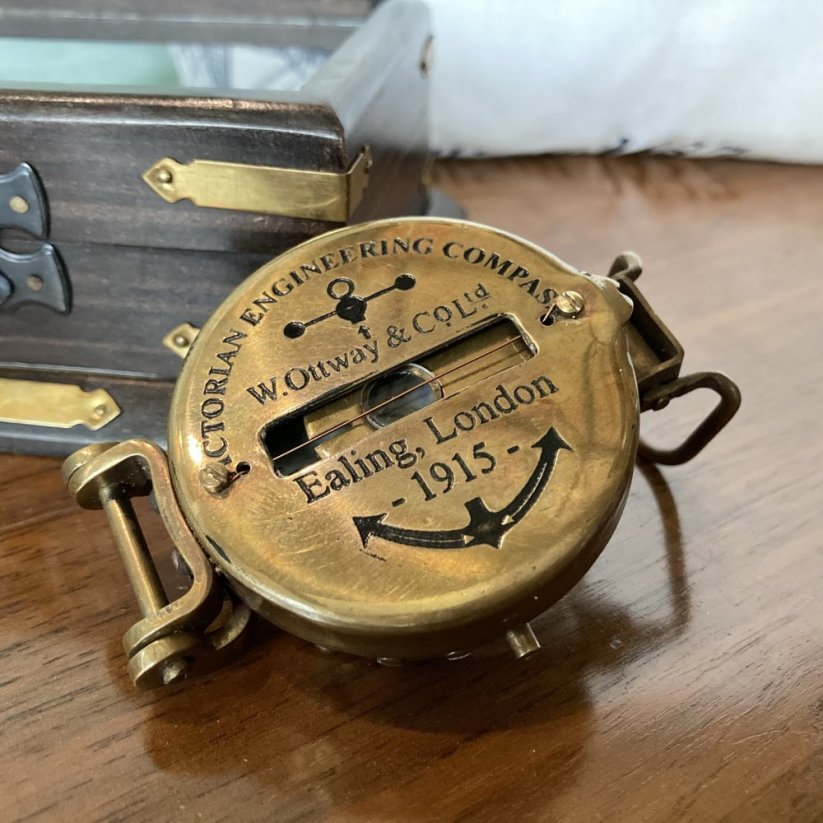 Kompas LONDON 1915 v dřevěném boxu