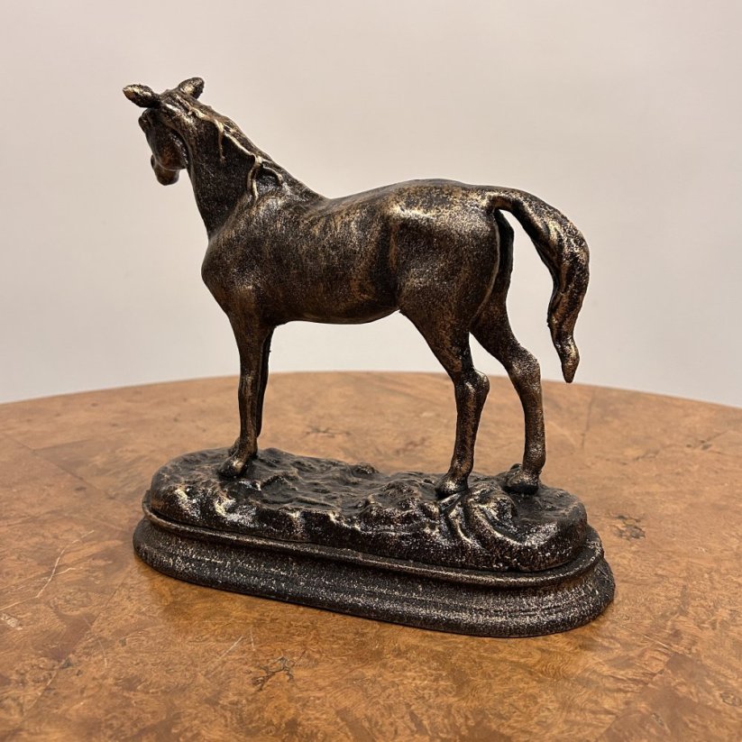 Dekorativní litinová soška KŮŇ