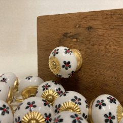 Nábytková keramická knopka - úchytka BÍLÁ S KVÍTKY 40mm