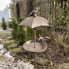 Krmítko pro ptáčky se stříškou k zapíchnutí