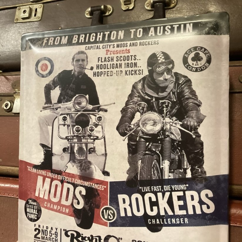 Plechová cedule MODS vs. ROCKERS 40x30cm