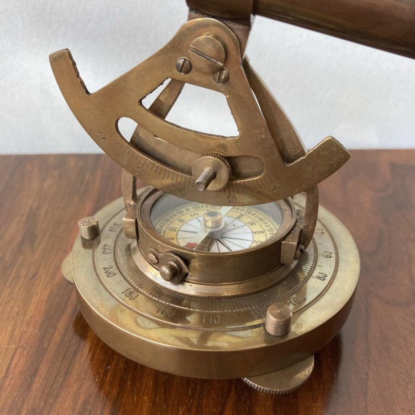 Námořní kompas s dalekohledem