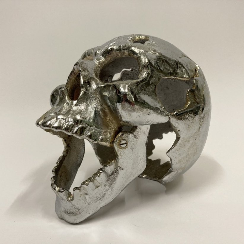 Dekorativní kovová lebka