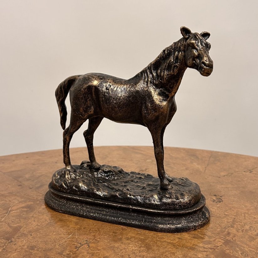 Dekorativní litinová soška KŮŇ