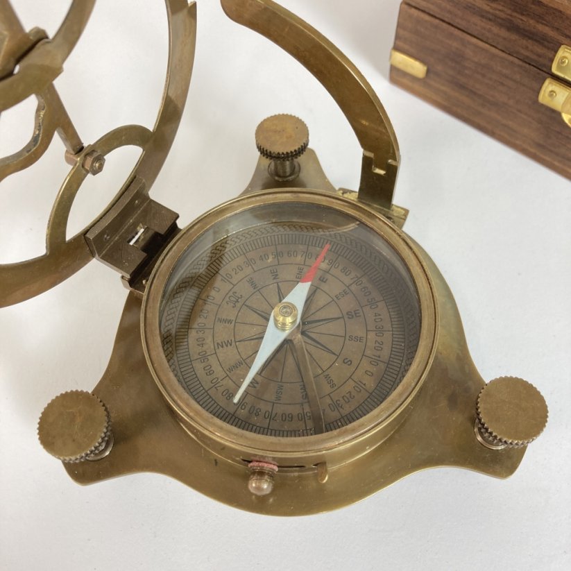Sluneční hodiny s kompasem v dřevěném boxu